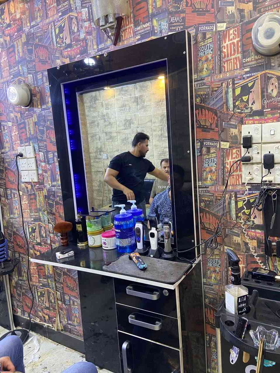 سلام عليكم ميز حلاقه اسود للبيع عدد 3 نضيف وكامل مامستعمل هواي
سعر الواحد 100  مكاني الامين 
الاستفسار ***********
