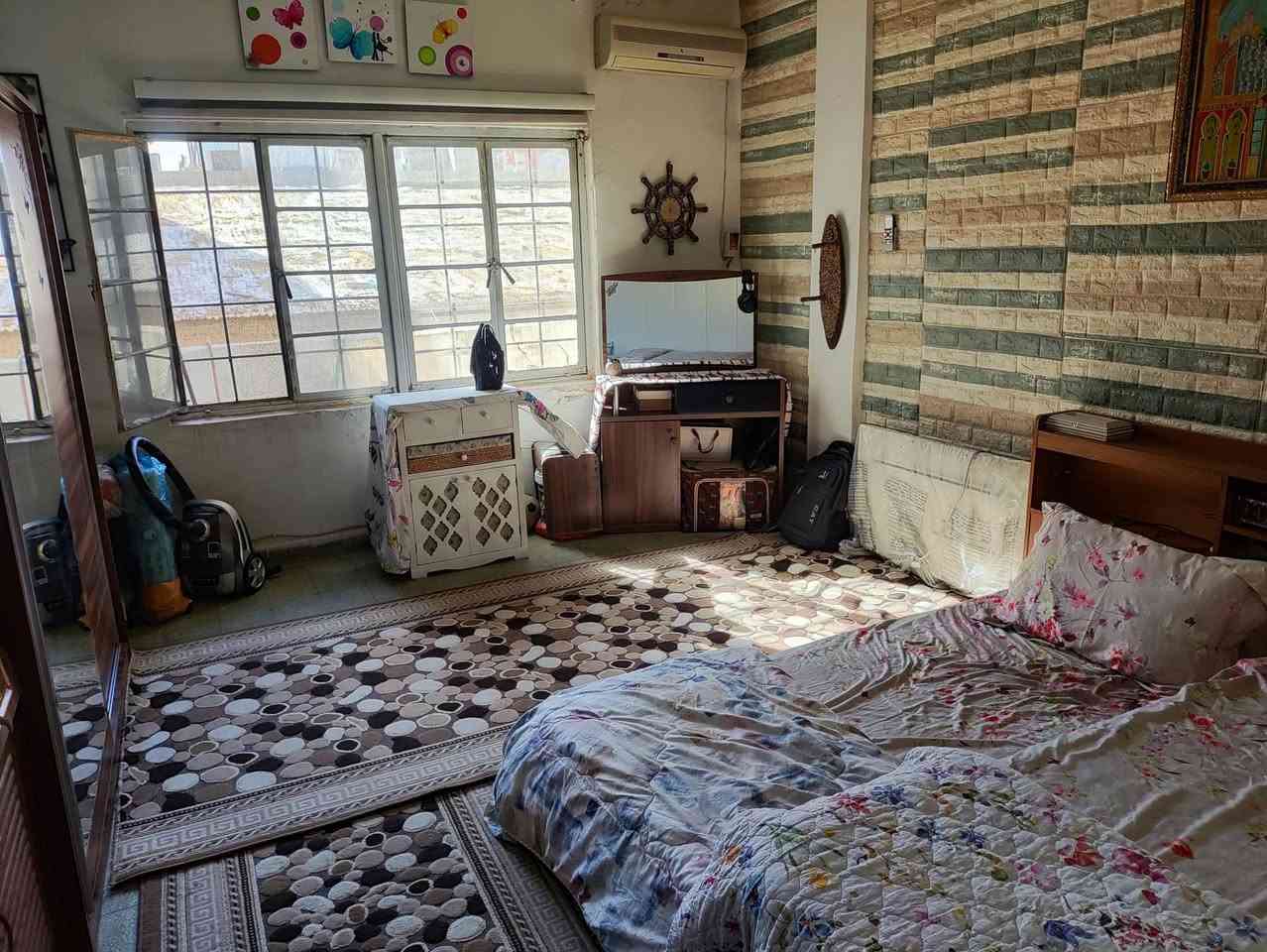 شقة سرقفلية للبيع.مساحة 140م. 4 غرف نوم و صالة و مطبخ وحمام ومخزن. للجادين الرجاء الاتصال على الرقم ***********.
