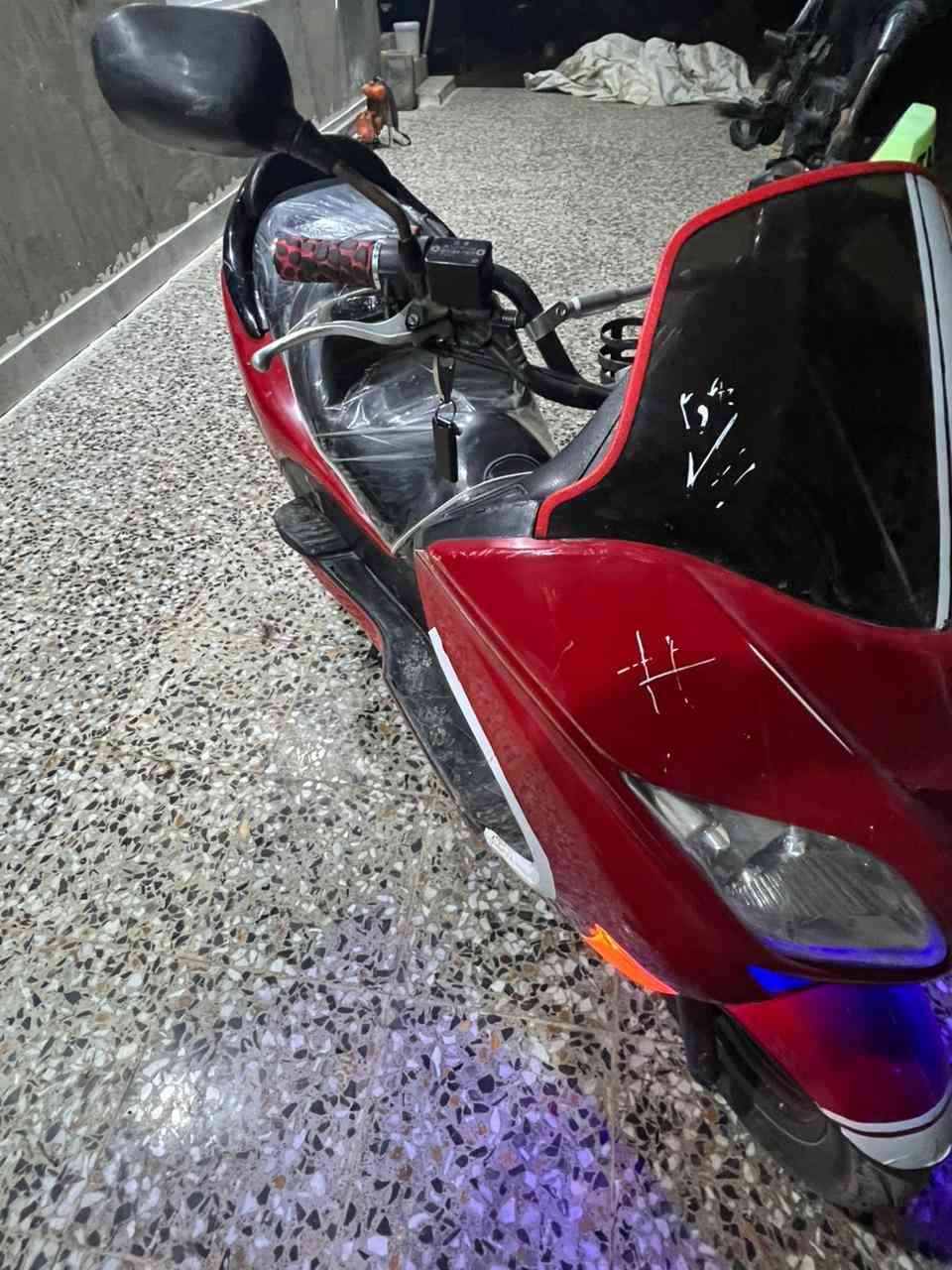 السلام عليكم 
للبيع 8/0 فوروه
دراجه كفاله 
مكينه ما مفتوحه تخبل اي نقص ما بيه 
تايرات جدد 
منظومه زنون 
كزوز رياضي صوت طرب 
دراجه تخبل شغل وطلع اي نقص ما بيها 
سعرها 900 متلكه هيج سعر بهيج نضافه عوزها بس غسل 
مكاني بغداد الراشديه 
رقمي ***********
