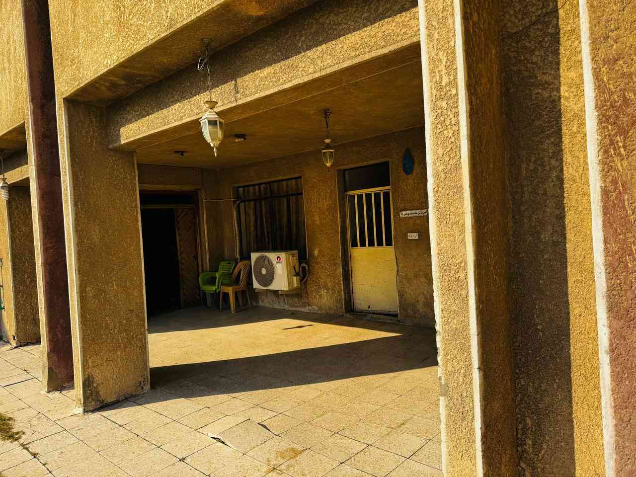 السلام عليكم ورحمة الله وبركاتة
بيت للبيع المساحه 640 متر

الواجهة 21 ونص متر  
النزال 30 متر

العنوان الزعفرانبة شارع المعهد المنطقه هادئه  بصفحة الشوارع العريضه 
ثاني بيت على الشارع العام 
يصلح استثمار مدرسة او روضة 
البيت في حالة جيدة قاطين الاول يحتوي على غرفتين نوم واستقبال وصالة ومطبخ وداخل المطبخ مخزن 
القاط الثاني 3 غرف نوم 
البيت يحتوي على تبريد مركري نطام تدكتات 
السعر اتصل ودلل رسائل ما جاوب رجاءاً 
 ***********
