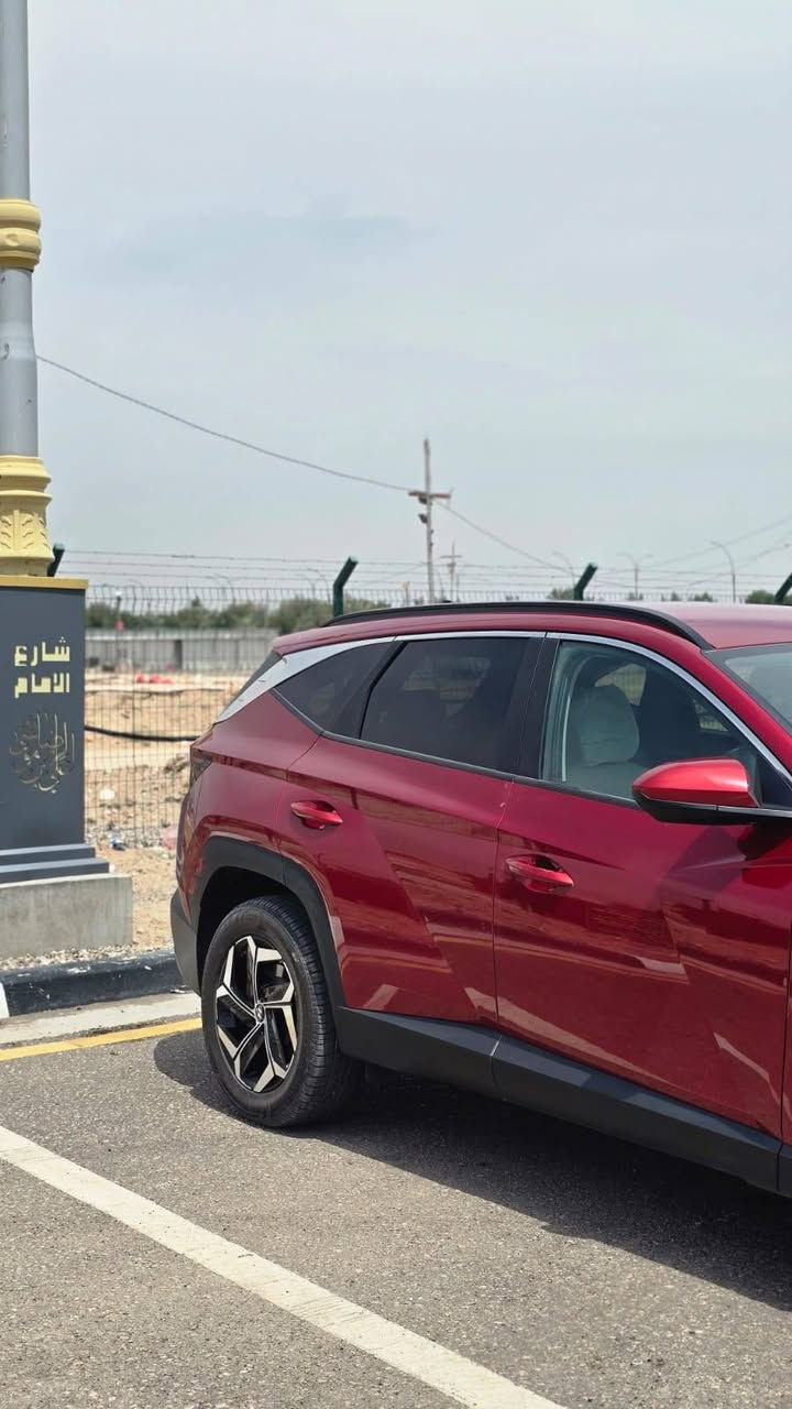 السلام عليكم
توسان وارد 2025 ماشيه 25الف بدون رقم  محرك 2500 GD فول عدا الفتحه داخل ابيض كشنات كهرباء وهواي بيها تفاصيل بعد السياره ما بيها حادث بس الجنطه كلير من امريكا صور الحادث مرفوقه ويا الصور
مكان السياره بابل بيع او مراوس 
السعر 195 
استفسار 
***********
***********
