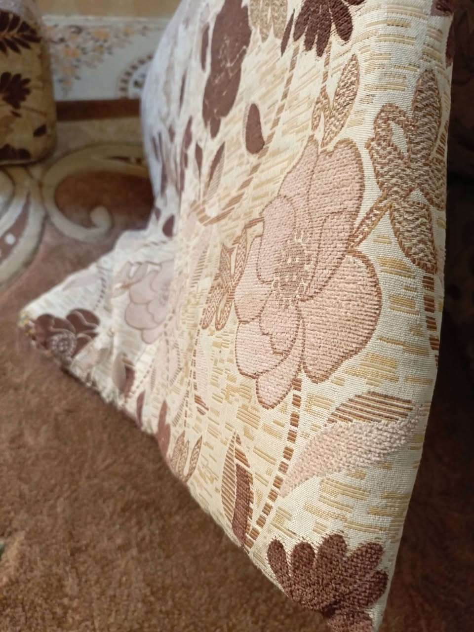 ديوان اصلي نظيف جدا للبيع عدد سبعة قطع ارضي وسبع مساند و12 تكيه واثنين زاوية..سعره 300 رقم موبايل ***********
