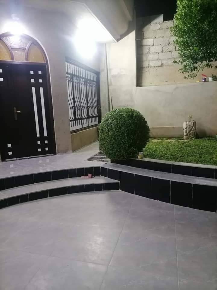 سلام عليكم
بيت للبيع مساحة 190 وصل بلدية موجود
غرفتين +استقبال + هول + مشتملات + مطبغ بارد او مطبغ حار + مناور عدد2 + حديقة او گراج واسع
البيت احلى من الصور بعد
 للتواصل *********** او ***********
