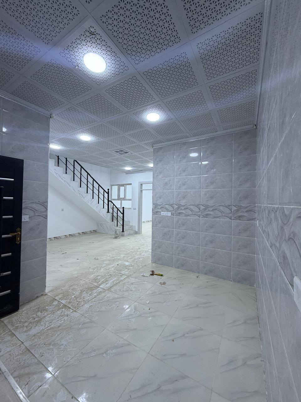 دارين للبيع مساحة الدار الواحد/104/مترمربع واجه 6.5 طابو صرف ب اسم شخص واحد 
بناء طابقين ب اشراف مهندسين فول كاشي فول مواصفات سقف ثانوي نظام تبريد مركزي واجهه ديكور فلين تركي .
_________________________________

مجموع غرف النوم في الطابق الاول والثاني (4) 
مجموع الحمامات والصحيات WC  الغربي في الطابق الاول والثاني (2)
مجموع الصحيات WC الشرقي (1) في الطابق الأول والثاني 
يحتوي على هول كبير في الطابق الاول وهول كبير في الطابق الثاني 
يحتوي كل طابق على مطبخ بارد + مطبخ حار  
يحتوي الطابق الأول فقط على غرفة ضيوف استقبال 
________________________
 العنوان كركوك قادسية الثانية ( خلف غسل الحجي  ) 
للاستفسار اكثر مراجعة مكتب  الأتصال على الارقام التالية 
( *********** ) واتس أب
(***********) وتساب
