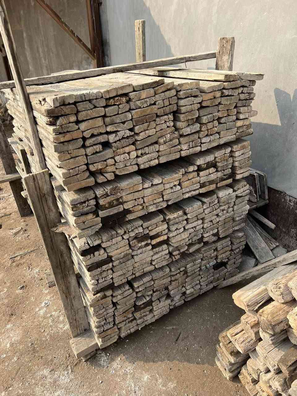 قالب خشب للبيع نضيف العدد ٦مكاعب ونص المكان حله للاستفسار الاتصال على الرقم***********
