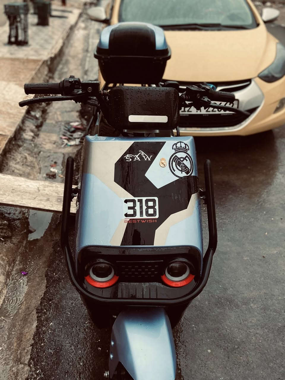 السلام عليكم
دراجه الغنيه عن التعريف 318

ملف (2000) حقيقي

السرعه الحقيقيه 85

عدد البطاريات 6 حجم كبير 

نضام الرجوع الى الخلف (R)

مثبت سرعه + لايتات عالي ناصي شغاله (زينون)

3 نمرات +بريك الامامي دسك + الخلفي دسك

مدرع + صندوق دلفري 

يشتغل عن طريق البصمه + سويچ

بس ضرر خفيف بالدرع الامامي ويكلف سعر بسيط 
السعر والتفاصيل الباقيه خاص


**إذا كنت صاحب هذا الإعلان وتريد حذفه لأي سبب، رجاءا أرسل رسالة إلى الدعم الفني**