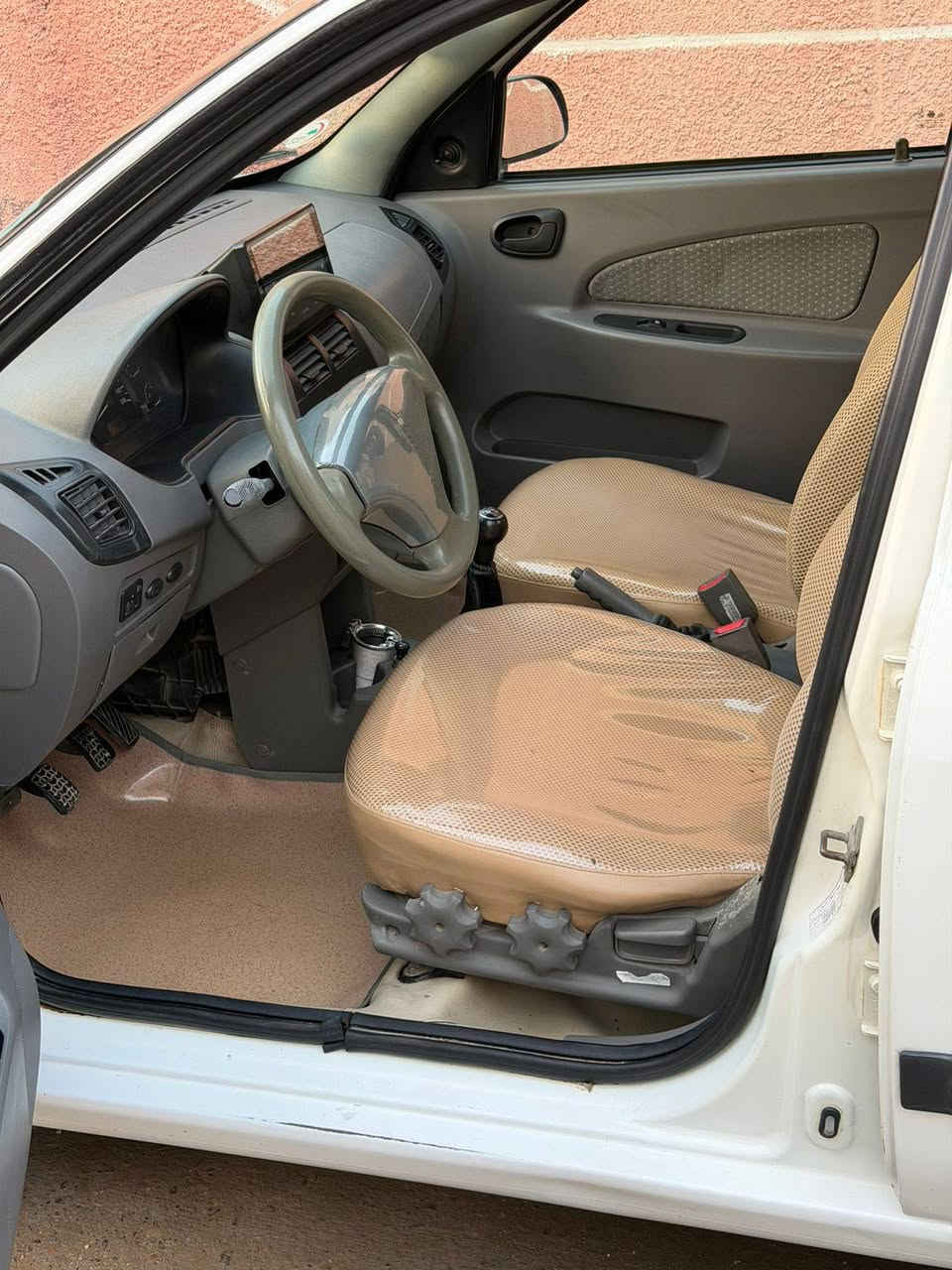 السلام عليكم طيبة موديل 2015 سياره نظيفه مال بيت صدر خلفي امامي جديد كير مكينه خير من الله اي نقص مابيها السعر الاتصال على هذا رقم 
***********
***********
