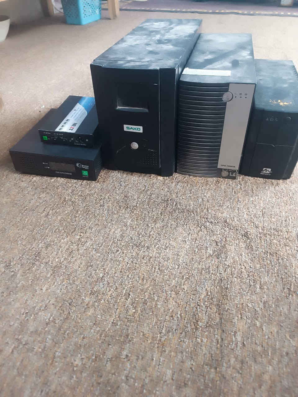 السلام عليكم غراض بيع شلعه  وحده يوبي اس 3 
ومبخره 1 
هارد + يوبي اس 1
دلاكه 1
ولسعر بكيف المشتري  
الرقم : واتساب ***********
