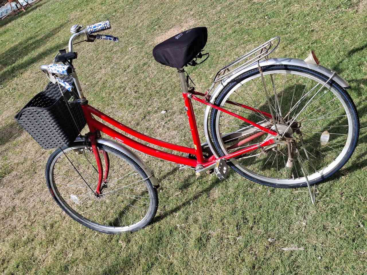 بايسكل بناتي باله حجم ٢٦ نظافه هاي الصور كدامك السعر ١٠٠ وبيه مجال حق الجيه الأستفسار الأتصال على هذا الرقم *********** ويا ستاند مبايل وتلبيسه سرج وسله وبم معاه 🥰🥰 الموشراي يعبر المنشور.
