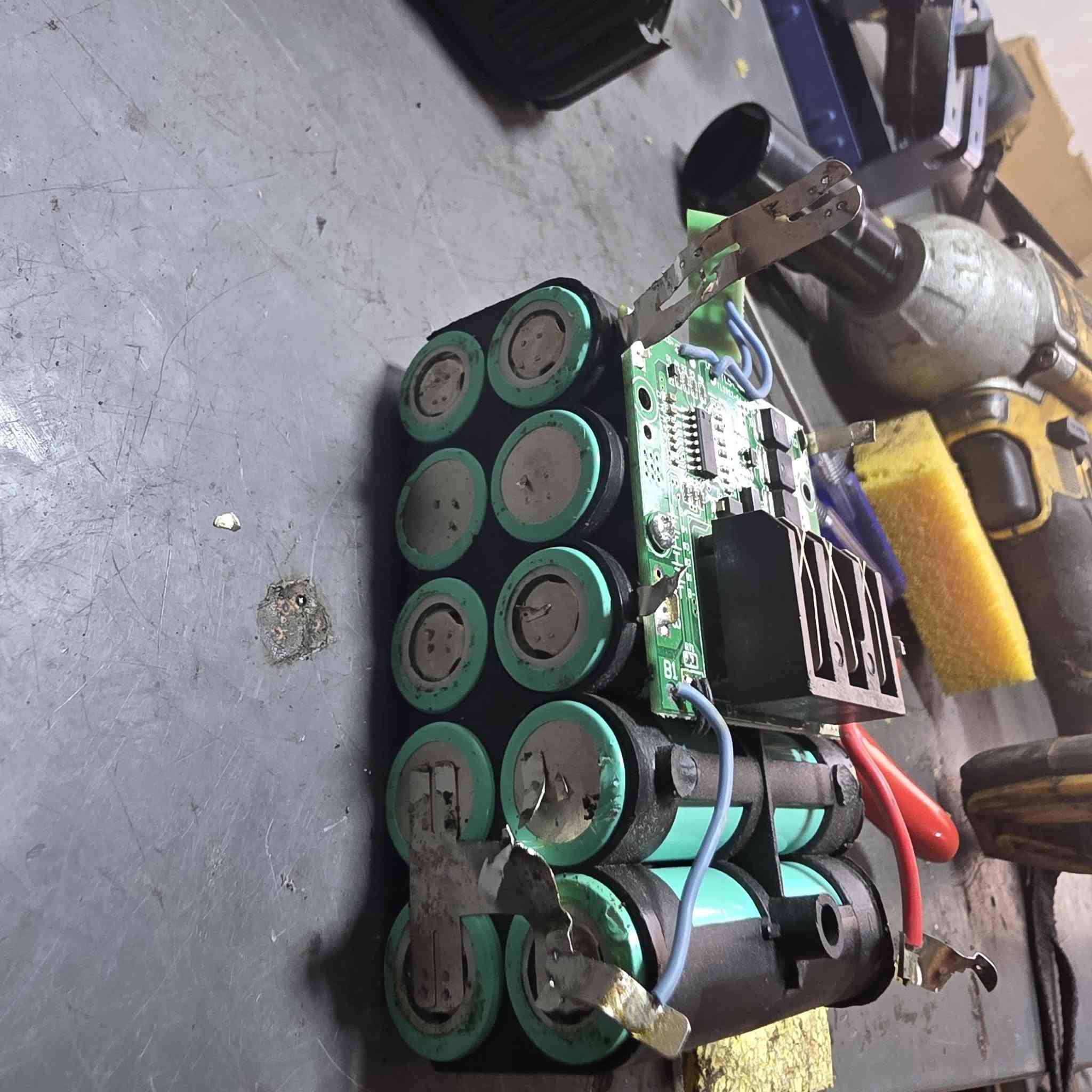 السلام عليكم من رخصه الادمن المحترم  تم بحمد الله تبديل  خلايه ديولت ديولت  ١٠٠٠ نويتن او ٨٠٠ نيوتن  بخلايه جديده الى احد الاخوه. ورجع. كلش ممتاز مع الضمان   مكاني جسر ديالى فلكه سلمان باك  للاستفسار مراسله الصفحه  او مراسله واتس  اب 
***********
