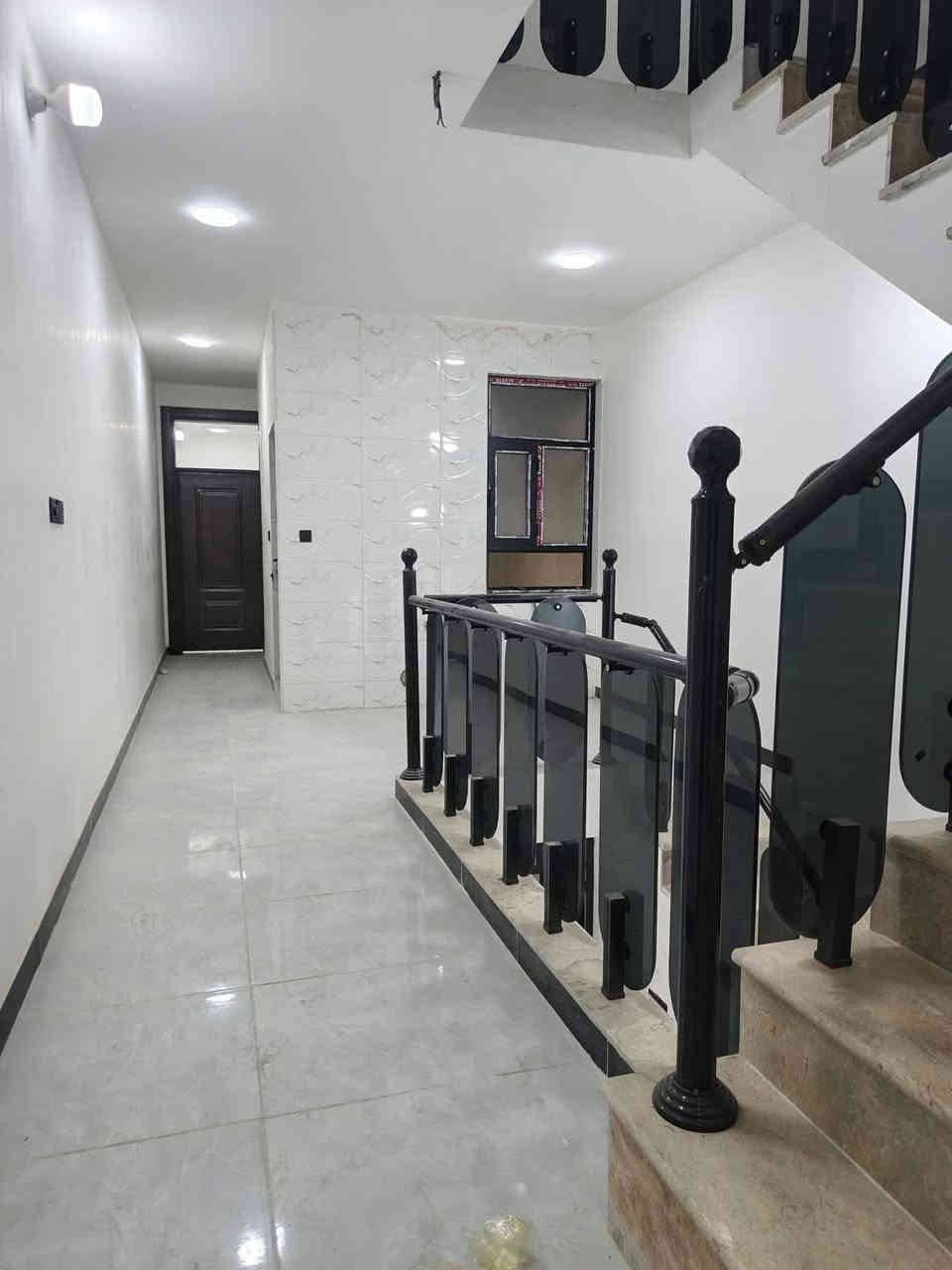 مشتمل100م #للبيع واجهه 4 "(مدخلين) بناء حديث ￼2025 "‏ شارع عريض ورصيف عريض‏ منطقه هادئه وراقيه 
يحتوي على ؛$كراج ‏￼ واستقبال وحولي مطبخ حار ‏وبارد ومنور و4 غرف نوم و خدمات  طابقين
طابو ملك صرف 
 الموقع: مشتمل-‏ ‏الشعب ￼شارع عدن ‏مقابيل مطعم حجي عادل   
(#مكتب_السوداني_للوساطة_العقارية)
عنوان المكتب بغداد-الشعب - حي التجار- مجاور اعدادية بلقيس للبنات‏- @‌‏ ***********￼ متواجد ماسنجر واتساب
