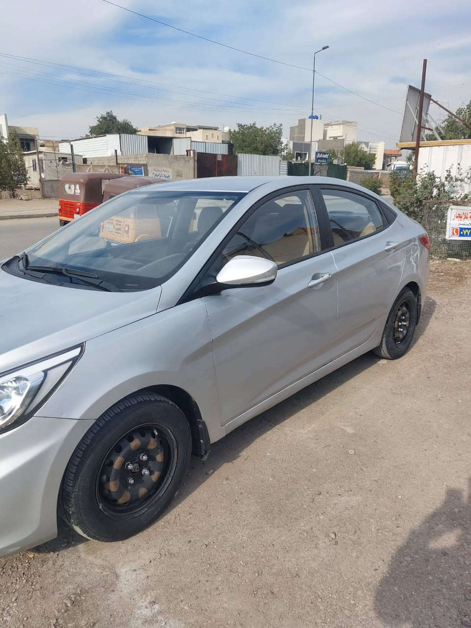 السلام عليكم سياره اسكنت خليجي  لون سلفر موديل 2016  سياره كامله تحويل نفس يوم السعر 85 $ وبيه مجال سياره جاهزه تخم تايرات شاشه دواخل نظيفه عنوان بغداد 
***********
