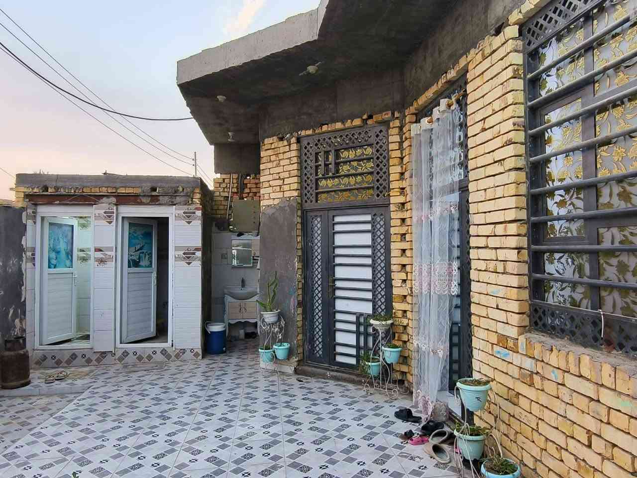 بيت للبيع زراعي البيت بي 3غرف  مكانه سديناويه قرب مدرسه صفي الدين مساحه 297متر ويه مشتمل معزول خدمات كامله
والمشتمل بيه غرف سويت او صاله او مطبخ حار او بارد
مستعجلين عل بيع سعر 125وبي مجال مراسله واتس اب فقط ***********
