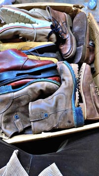 بوت رجالي سعر كرتون 75 ألف ٣٣ قطعه بي يعني قطعه ٢٠٠٠ دينار آخر ٤ كراتي...