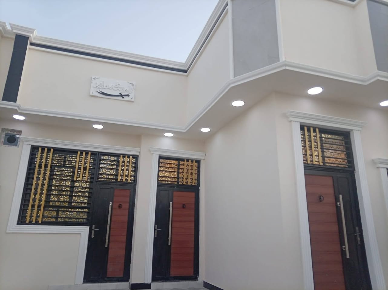 سلام عليكم
#دارـسكن-للبيع
المساحه ٢٠٠متر 
طابو زراعي عراقي سند ٢٥
تستلم نسخه من طابو ومكاتبه و وكاله مصدقه من محكمه
يحتوي على غرفتين منام وصاله ومطبخ وديوان وكراج وصحيات خارجيه وداخليه 
بناء حديث عمل ممتاز جاهز للتسليم بعد مكاتبه 
طبعا ثاني بيت عن تبليط كهرباء ماء مدارس قريب 
عنوان بصره ابى الخصيب شارع ابو كوصره يبعد عن شارع ابو كوصره ٢٠متر 
السعر ١٢٥مليون وبي مجال
اي استفسار اتصال +واتساب
*********** محمد قاسم المالكي
