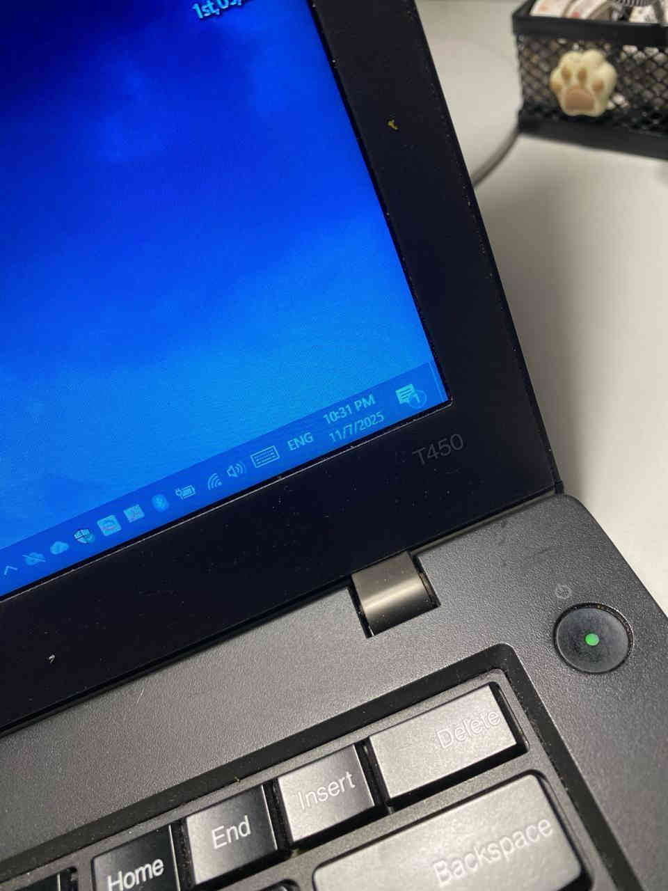 إعلان بيع لابتوب Lenovo ThinkPad T450

للبيع لابتوب عملي وأصلي من سلسلة ThinkPad المعروفة بالمتانة والاعتمادية، مناسب للعمل المكتبي، التعليم، والتصفح اليومي.

⸻

🔹 المواصفات الدقيقة للجهاز:
 • الموديل: Lenovo ThinkPad T450
 • المعالج: Intel® Core™ i5-5300U @ 2.30GHz (الجيل الخامس)
 • الذاكرة (RAM): 4 جيجابايت DDR3 (قابلة للترقية)
 • التخزين: SSD سعة 238 جيجابايت (TOSHIBA)
 • كرت الشاشة: Intel® HD Graphics 5500
 • النظام: Windows 10 Pro 64-bit
 • DirectX: الإصدار 12
 • الشاشة: 14 إنج
 • الشركة المصنعة: Lenovo
 • الجهاز يعمل بكفاءة ومجرب
 • البطارية: بطاريتان (داخلية + خارجية) لأداء أفضل
 • اللون: أسود

⸻

🔹 مميزات الجهاز:
 • أداء مستقر للبرامج المكتبية والتصفح
 • SSD سريع أفضل من الهارد العادي
 • هيكل متين ولوحة مفاتيح مريحة
 • مناسب للمدرسين، الطلبة، والأعمال اليومية

⸻

💰 السعر: 200 الف دينار
📍 الموقع: كربلاء
📞 للتواصل: ***********
