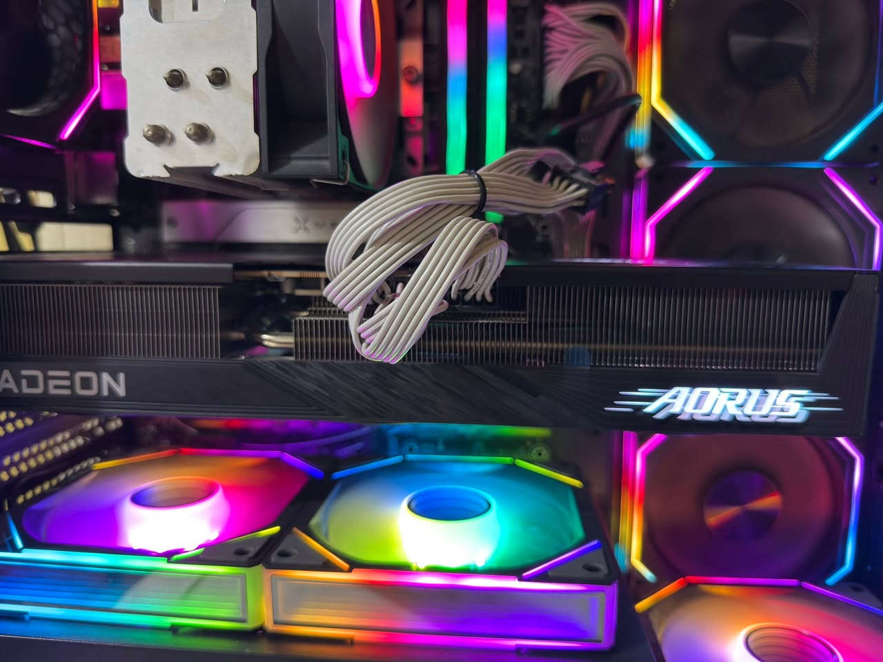 rx 9070 xt gigabyte elite 
السلام عليكم بس الكرت البيع الكرت جديد ما مستخدمه هواي السعر مليون100وبي مجال قليل***********
