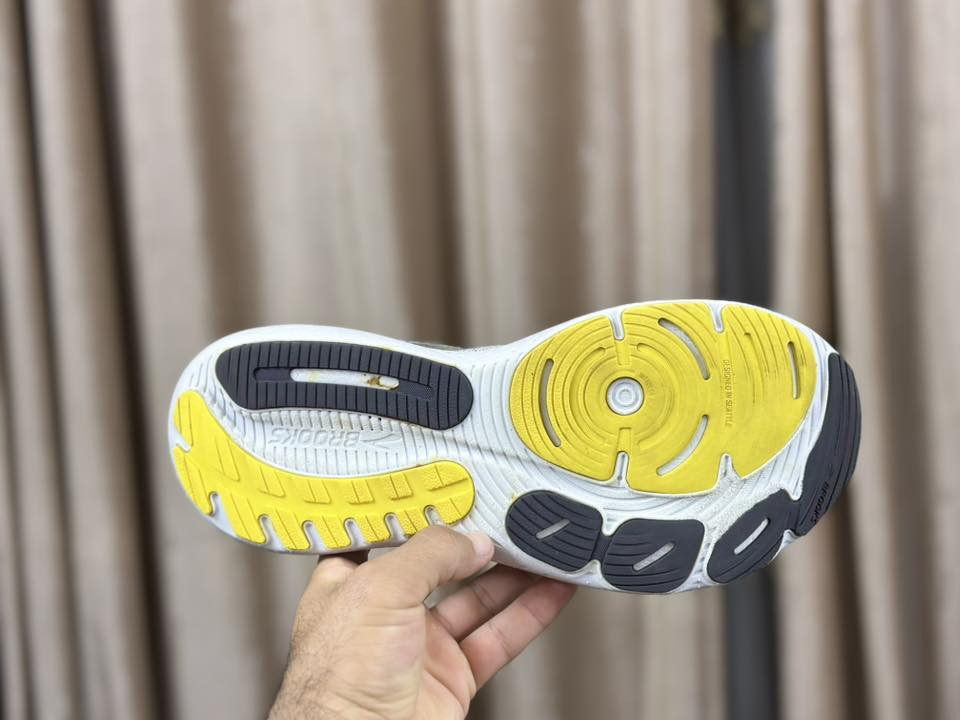 بروكس حديث جلسرين نايتروجين
قياس 44ونص 
 طول القدم 28ونص 

يوجد توصيل جميع انحاء العراق ***********
