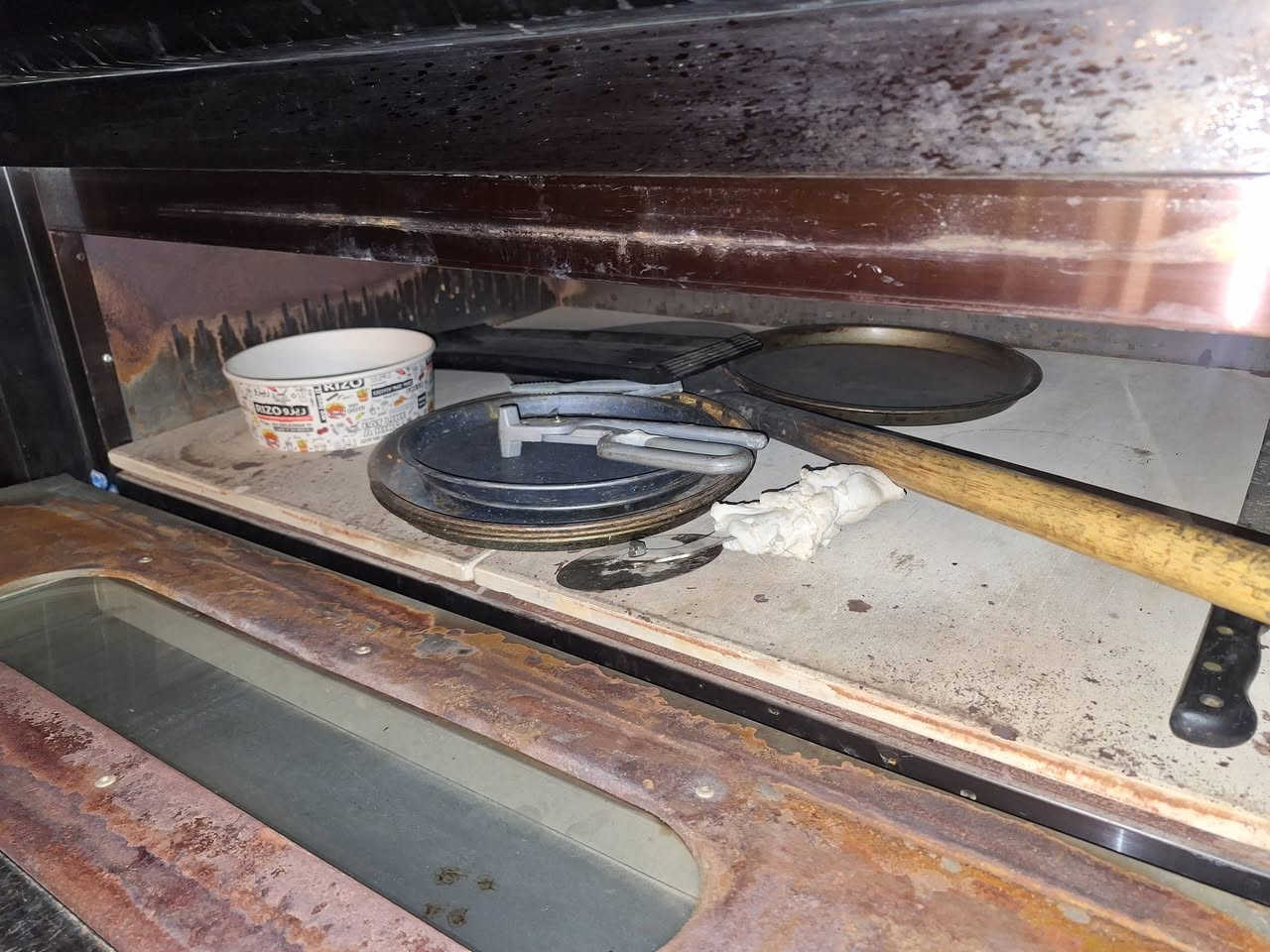 #للبيع 
فرن كهربائي الداخل حجر نظيف جداً أستعمال شي قليل مع ميز حديد تسكام يحمله
للأتصال ***********
