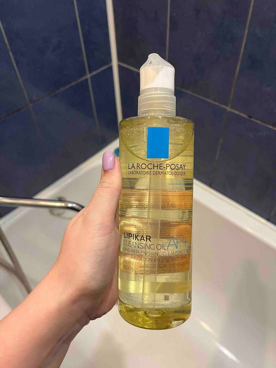 ✨ عرض روتين الكوريات (Double Clean) ✨

روتين متكامل للعناية بالبشرة يساعد على تنظيفها بعمق، التقليل من الحبوب، الرؤوس السوداء، وآثار التصبغات، مع ترطيب وتوازن للبشرة.

يتكون العرض من:

1️⃣ غسول لاروش بوزيه الزيتي

- ينظف البشرة بلطف ويزيل الشوائب وبقايا المكياج وواقي الشمس.
- يدعم حاجز البشرة بفضل النياسيناميد وزبدة الشيا.

2️⃣ غسول CeraVe SA

- مخصص للبشرة المعرضة للحبوب.
- يحتوي على حمض الساليسيليك، حمض الهيالورونيك، والنياسيناميد لتنظيف المسام وتقليل الحبوب.

3️⃣ سيروم The Ordinary Niacinamide

- يساعد على تقليل التصبغات وآثار الحبوب.
- يوازن إفراز الدهون ويقلل من مظهر المسام.

4️⃣ تونر The Ordinary Glycolic Acid

- يقشر البشرة بلطف ويعمل على توحيد لونها وتحسين ملمسها.
- يحتوي على مشتقات مهدئة للمساعدة في تقليل التهيج.

5️⃣ مرطب Neutrogena Hydro Boost

- جل مائي خفيف يمنح ترطيبًا عميقًا دون ترك ملمس دهني.

✅ طريقة الاستخدام:

- الغسول الزيتي أولًا.
- ثم غسول الساليسيليك (وهذه هي تقنية Double Clean).
- ليلًا: التونر.
- ثم سيروم النياسيناميد.
- وأخيرًا المرطب.

💯 جميع المنتجات أصلية، مع توصيل مجاني إلى جميع محافظات العراق.


**إذا كنت صاحب هذا الإعلان وتريد حذفه لأي سبب، رجاءا أرسل رسالة إلى الدعم الفني**