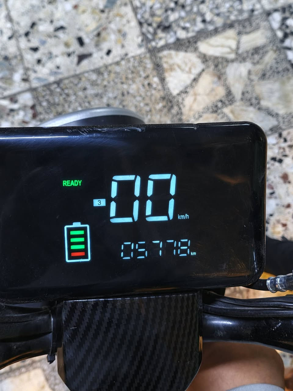 سلام عليكم دراجه شحن R9 جديده جدا كفرات كاربون فايبر يدات بريك يراضيه ماشيه 5780 تايرات جديد السعر 375 وبيه مجال بسيط رقم الهاتف ***********
