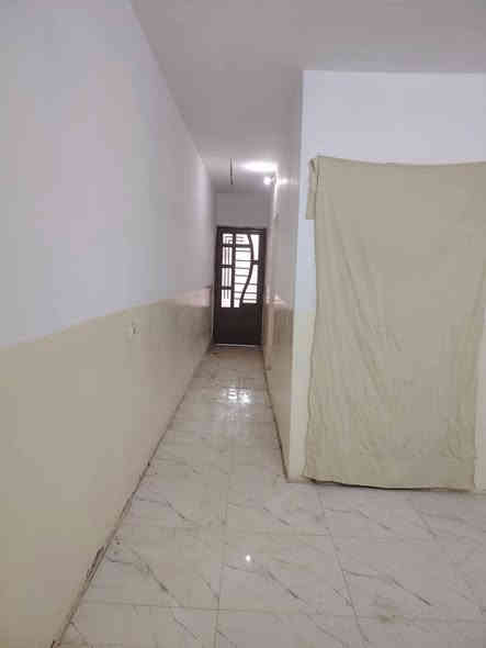 السلام عليكم دار للايجار 100م طابق ونصف في حي الانتصار شارع 60 خلف مول تبارك 
للاستفسار : ***********
مكتب الصحاري
#سعر_الايجار_250 وبيه مجال
