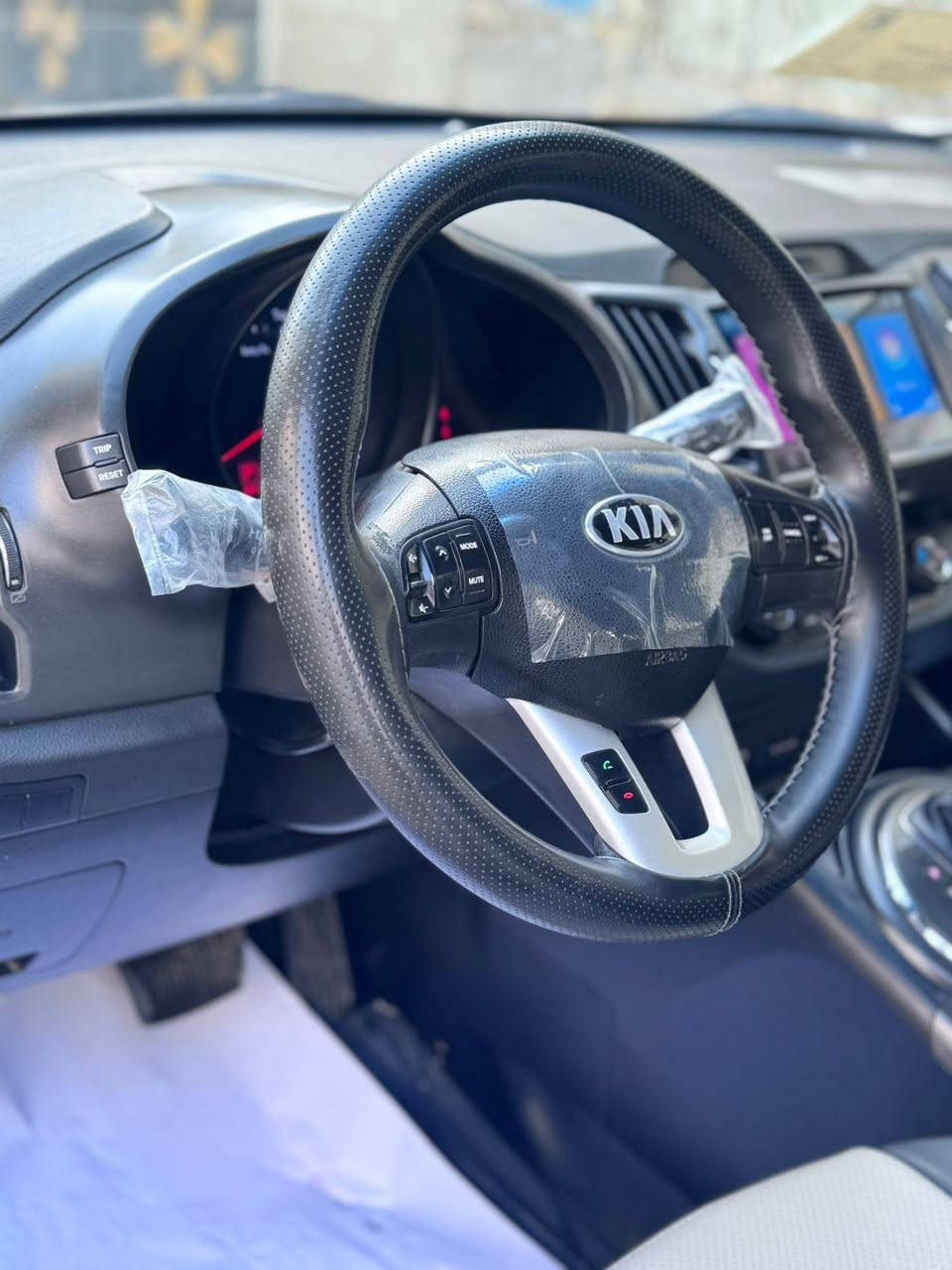 السلام عليكم البيع كيا سبورتج موديل ٢٠١٤ خليجي سياره مكفوله كفاله عامه عده بارد بسيط مكان واحد سياره عل أيدي استلام شركه شرط باتري جديده ودوشمه كشنات وكاعيه وبسمي رقم أربيل ماشيه ١٠٠ حقيقي وعل ايد واحد فووووول موصفات عده بصمه سياره بنراما جلد شاشات تحكم ستيرن شهتين محركه ٢٠٠٠ دوش تخم تايره بل كارتون جديده مكاني بغداد رقمي *********** أبو علي
