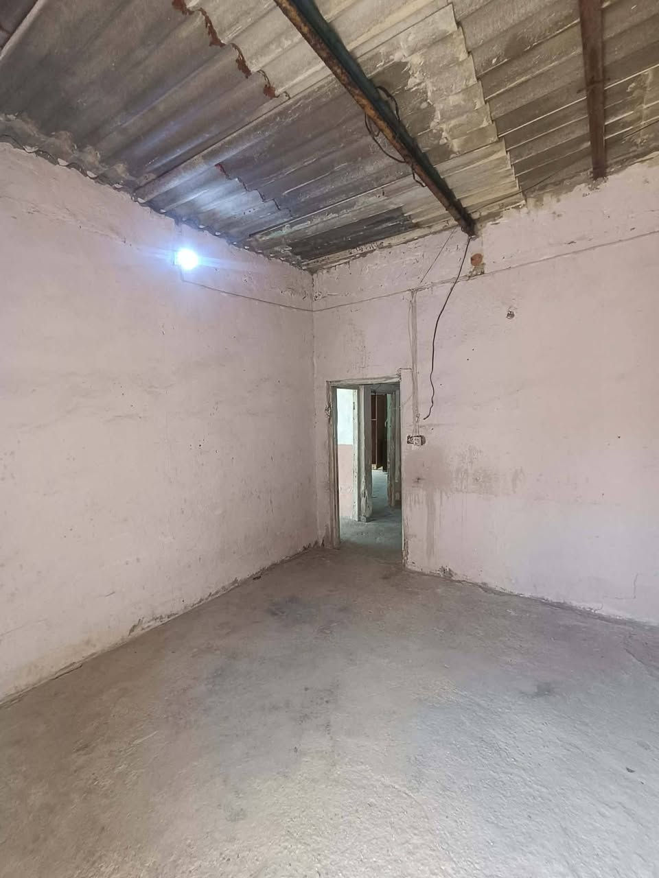 السلام عليكم بيت مساحته 400. للبيع 
يحتوي على غرفتين نوم وصاله واستقبال وصحيات  
ألمي متوفر وكهرباء 
مكان البيت قريه الرسول اول بيت عل شارع الفرعي عل بزل المبطن قريب عل شارع العام كلش  للاستفسار  بسعر مناسب  مستعجل عله لبيع ***********
