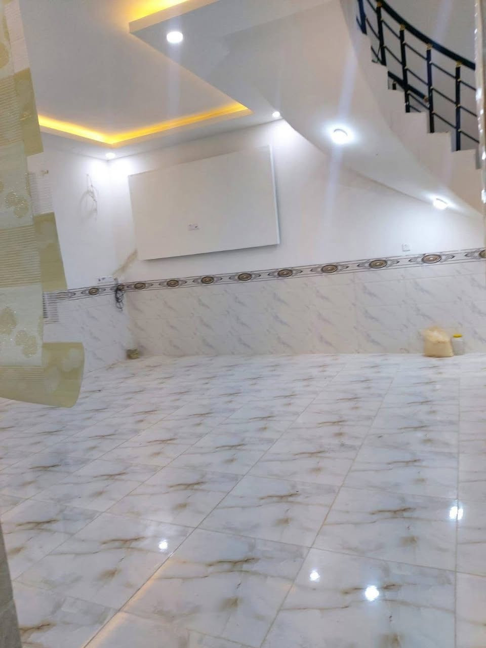 دار سكني للبيع 150 متر
التصنيع قرب الدفاع المدني شارع 15 

السعر 82 مليون وبي مجال
طابق ونص 3 غرف 
وجة 10 نزال 15
 للاستسفار ***********
