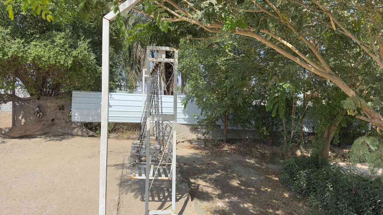 مزرعه للبيع المكان واسط الكوت في منطقة الداحره مطبع على نهر دجلة تحتوي على دار سكن ١٠٠متر مربع ومراجيح ألعاب للأطفال ومكان لركن السيارات مساحة المزرعه ٣٠٩٤ يكون فيًبداية المزرعه بستان وتحتوي على ثلاث حدائق حديقه خلفيه واثنان اماميه مزوده بأماكن للشواء وبلاج حجر من جهة الشط تصلح المزرعه للأستثمار السياحي أو السكن للأستفسار الأتصال على الرقم *********** وجه المزرعه ٢٤ متر ونزال ١٤٦ متر
