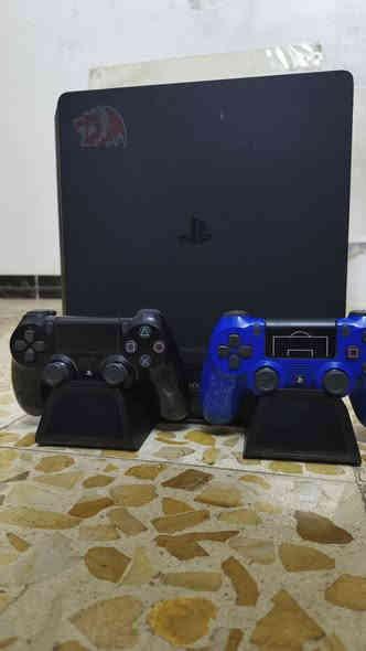 ps4 slim 500GB
2 joystick 
مع حساب يحتوي على :

1-the forest

2-call of duty black ops III 
مع الإضافة Zombies Chronicles
3-it takes tow 

4-little big planet 

مع مكتبة playstation plus essential واسعة 
مع قاعدة للتبريد وشحن وحدات التحكم
السعر 300 الف / المكان بغداد
للاتصال ***********
