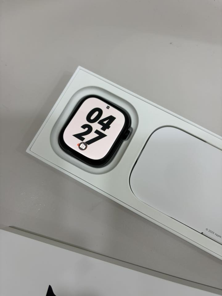 مرحبا / ساعه ابل الجيل 11 جديده ملبوسه مرتين فقط لون اسود حجم 46 الشاحنه مامفتوحه صار 10 أيام من اشتريته وياه كم سير هديه للبيع 550 الف وبيه بعض المجال للشراي بصره ***********
