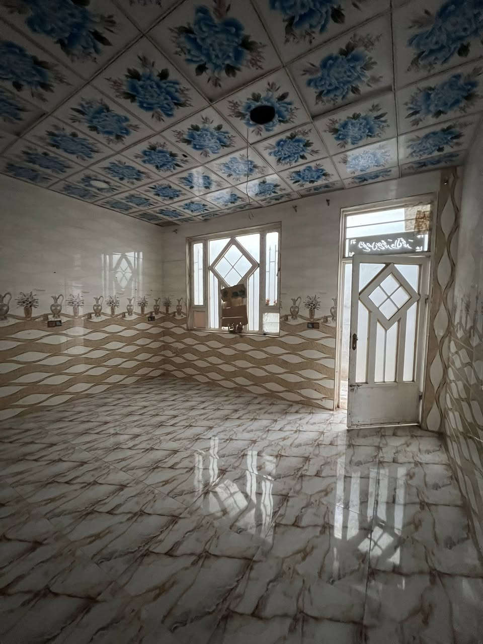 بيت بشوخيرات ١٠٠ متر قاطين غرفتين نوم 
وجه ع ساحه سعره ٦٠ مطلوب سكان ١٥ مليون 
يعني تنطي لصاحب البيت بس ٤٥ وال ١٥ يتحولن 
ع مشتري او يندفعن كلهن ويتحول بسمك مباشر 
***********
