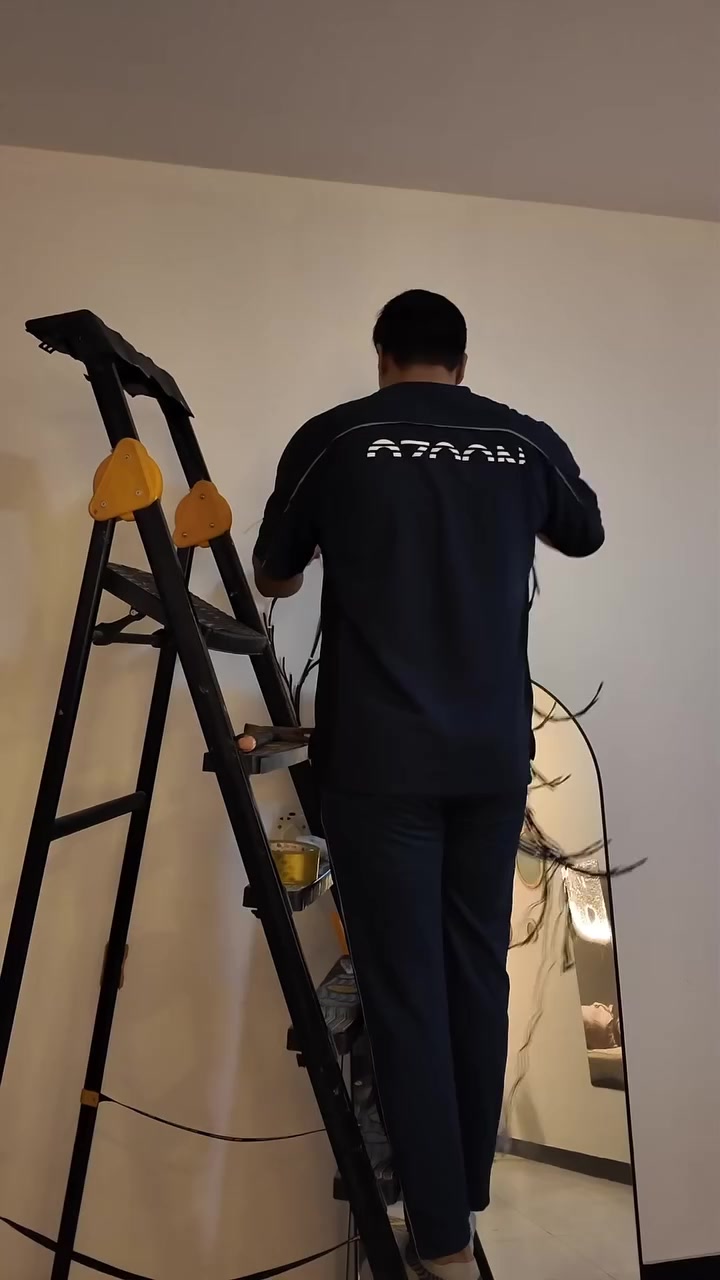 بسعر ٢٠ الف فقط والتوصيل مجاني لكل المحافظات إنارة جدارية بشكل شجرة

الاستخدامات

مثالية لتزيين الجدران، الغرف، الممرات، والمداخل.

تضيف أجواء دافئة ورومانسية للمنازل والمقاهي والمناسبات.

مناسبة لتزيين جدران التصوير أو زوايا الديكور الحديثة.

يمكن استخدامها كإضاءة ليلية ناعمة ومريحة للعين.

المميزات

تصميم مبتكر يشبه فروع الأشجار بإضاءة LED دافئة تمنح لمسة طبيعية وجمالية.

تعمل بوصلة USB، مما يسمح بتوصيلها مع أي باور بانك أو شاحن أو كمبيوتر.

مزودة بزر تشغيل مدمج في السلك للتحكم السريع بالإضاءة.

سلك مرن ومتين بلون بني بطول حوالي 2 متر يمكن تشكيله وتثبيته بسهولة.

إضاءة موفرة للطاقة وآمنة للاستخدام لفترات طويلة.

خامات مقاومة للاستخدام الداخلي والخارجي الجزئي (بعيدًا عن الماء المباشر).

مميزات ريموت التحكم

أزرار تشغيل – توقيت – إيقاف.

8 أوضاع إضاءة مختلفة (Flashing – Fading – Steady وغيرها).

إمكانية التحكم في درجة السطوع (DIM):

- زر "+" لزيادة السطوع
- زر "–" لتخفيف السطوع

ميزة المؤقت TIMER لإضاءة تلقائية دون الحاجة للتشغيل المستمر.

محتويات الصندوق

شريط إنارة LED على شكل فروع شجرة بطول 2 متر.

سلك تشغيل USB مع زر تحكم.

ريموت تحكم لاسلكي متعدد الوظائف.

الملاحظات

يُفضّل تثبيته باستخدام مشابك صغيرة أو لاصق خفيف على الجدران الملساء.

تجنّب ملامسته للماء أو الرطوبة العالية للحفاظ على عمره.


**إذا كنت صاحب هذا الإعلان وتريد حذفه لأي سبب، رجاءا أرسل رسالة إلى الدعم الفني**