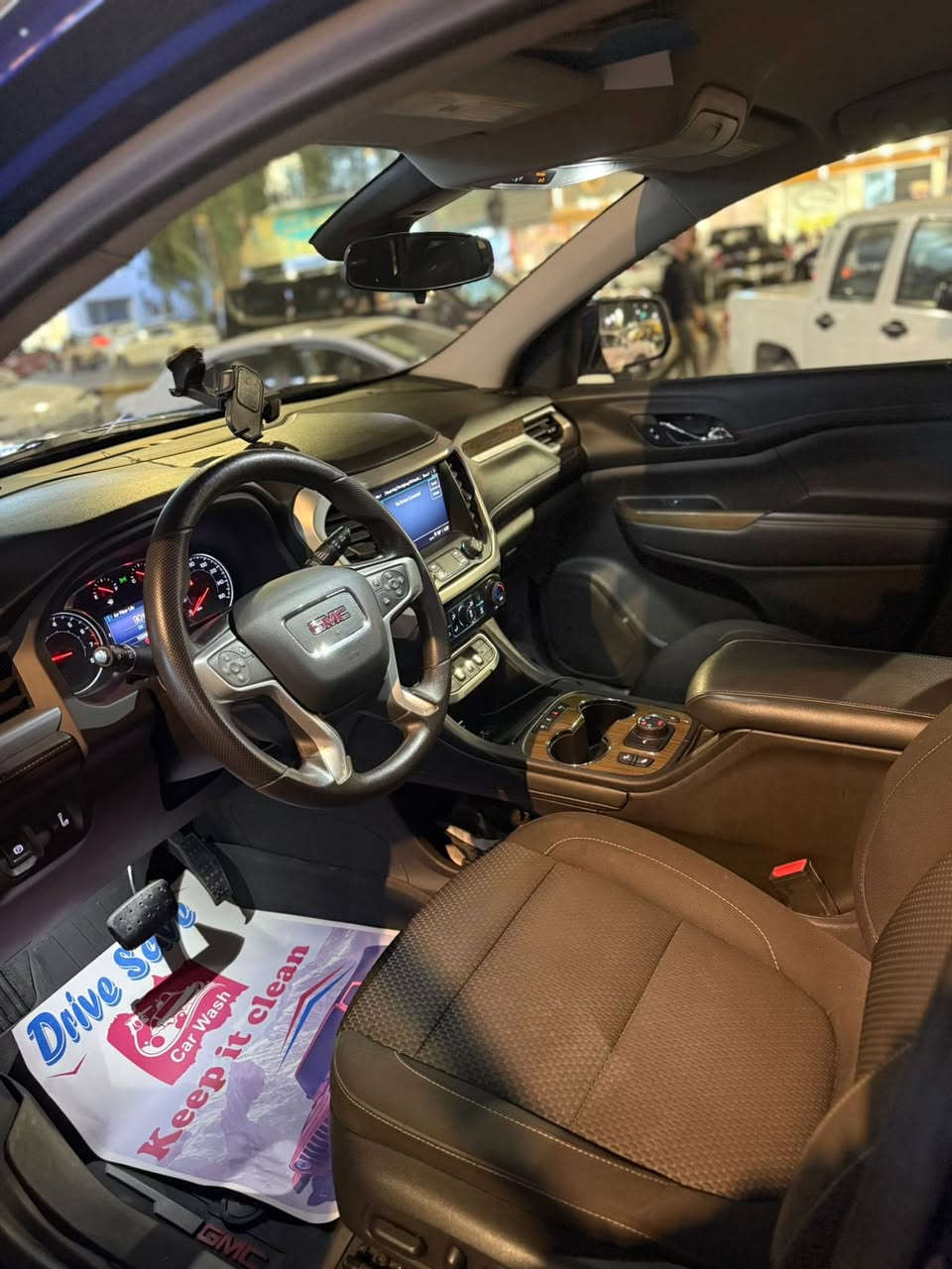 السلام عليكم للبيع جي ام سي اكاديا2023 حادث جداً بسيط موضح بالصور بدون ايرباك السياره جاهزه من كلشي رقم اربيل بأسمي محرك 2000 تيربو اربعه سلندر كشن كهرباء بصمه ابواب وتشغيل عن بعد كامره اي نقص مابيه حساس امامي خلفي رادار جانبي السياره ماشيه 100 الف السعر 215 ورقه وبيه محال بسيط مكان السياره بغداد العامريه رقم تلفون ***********
