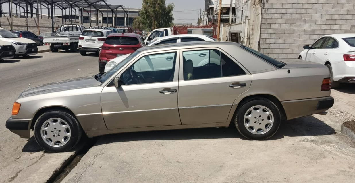 السلام عليكم 
سياره لبيع دب حجم230
موديل1989
مصبوغه جماليه مكفوله من الضرر
السياره كلها بلادي كير ومحرك 
كلشي بيها شغال
سياره بسمي 
لتواصل ع الرقم
***********
