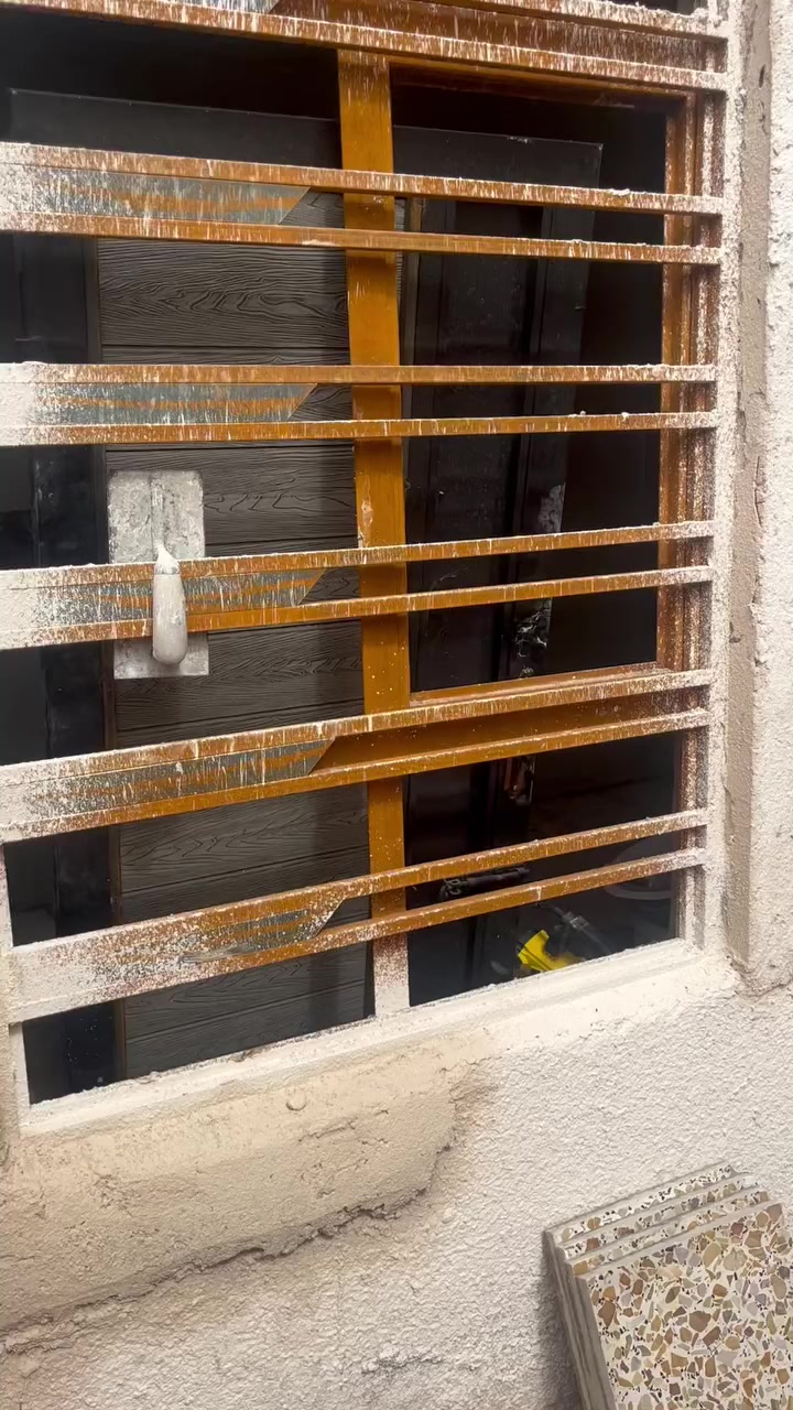 بيت لبيع مساحة 113متر   عنوان حي طارق بين  وسط وشيشان على سده بداية شارع وسط   سعره  60 قفل  رقم ***********
