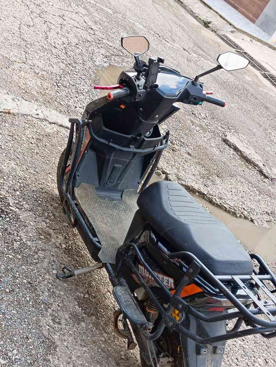 السلام عليكم 
ماطور شحن سكنس مدرع 
ملف 3500 شرط 
بطاريات 6 شرط 
عقل شرط 
ماشي 2200 كيلو بس 
سرعة 94 حقيقي 
ماطور كلو شرط شغال 
مكاني موصل حي الاعلام 
سعر 750 وبيه مجال 
للاستفسار خاص او 
***********
