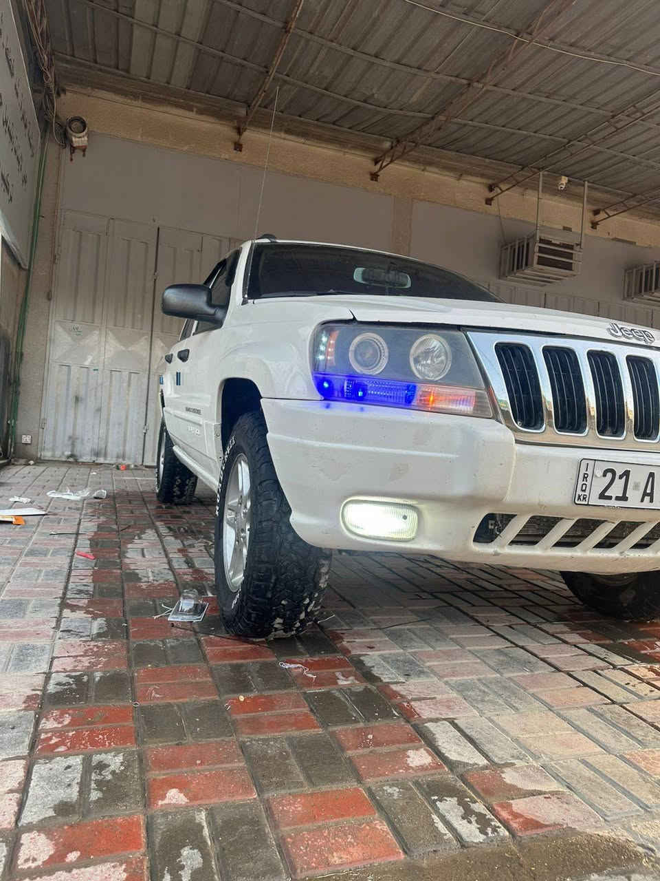 السلام عليكم ورحمة الله وبركاته 
جيب كراند شيروكي
2000 
كفاله  بدون ضربه ولا صبغ 
مكينه 4000cc 6V بلاديه 
كير جديد 
مكينه كفاله ع وضع الشركه
حداديه كفاله
لايتات زنون 
كهربائيات كله شغاله 
تخم تاير جديد 
فوريل شغال 
سنويه جديده 
تبريد ثلج 
ماشيه 146 حقيقي وقابل للزياده 

السياره جديده مابيه نقص برغي ومصروف عليه هواي 
السياره نضيفه وجاهزه من كل شي وبلعافيه الي ياخذه 
مكاني كربلاء 
السعر 86
***********3
