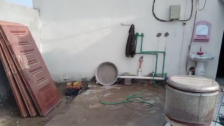 بيت البيع وقف سني مسجل اصولي المساحه البيت 150 متر يحتوي البيت على قرف عدد 2 وصاله كبيرا ومطبخ وصحيات وكراج سيارا العنوان البصره ابو لخصيب ابو كوصرا شارع الرحمان السعر 35 وبي مجال الستفسار نتصل على الرقم *********** بي واتساب
