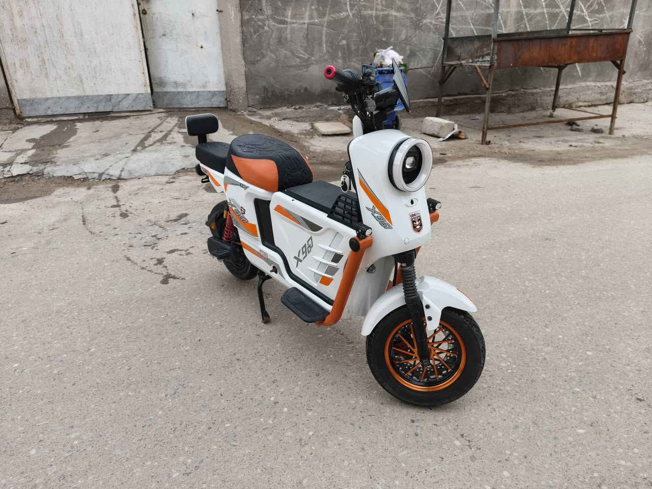 دراجه شحن x900
5 بطارات 

ملف 2000 ابو العدسه 

دراجه صارله 15 يوم من طالعه من الوكيل 

السعر 600 وبيه مجال 

مكاني بصره كرمة علي للتواصل :***********
