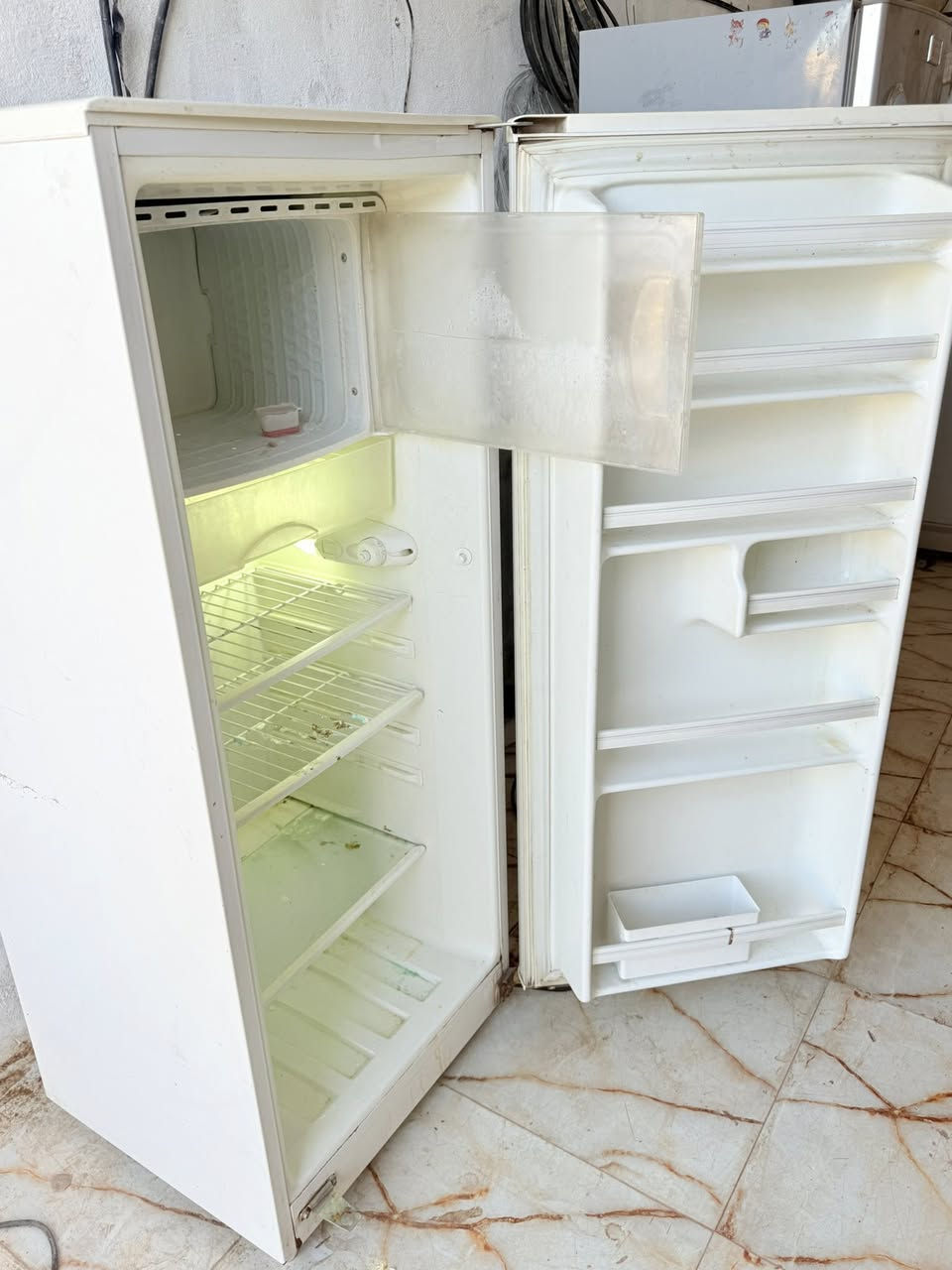 ثلاجات عدد 2 للبيع شرط النظافه والتجميدً فوكً وجوه
مجمده بوكس 12 قدم شرط التجميد 
الشطره ***********
