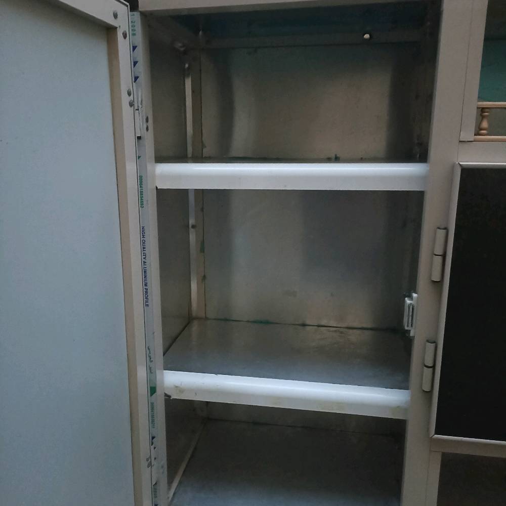 كاونتر دواخل المنيوم  
سميك وخارج ابواب بي دي إف كرستال مترين ونص طولي وسنك متر وربع نظيف جدآ المكان بغداد السعر ٢٠٠ ألف