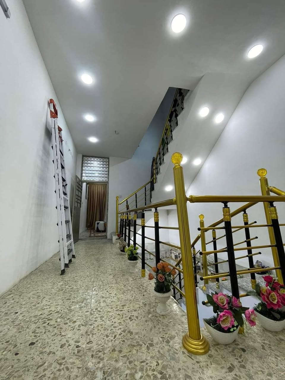 السلام عليكم نصف قطعة شرك قطاع 20 طابقين تحتوي على غرفة استقبال وثلاث غرف نوم وملحقاتها على ساحة قرب الحسينية الحيدرية بيع مستعجل لسبب ضروف خاصة السعر (145)
رقم الهاتف ***********
