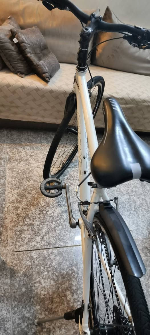 سلام عليكم بايسكل 🚲 ياباني🇯🇵 اصلي جديد 
نوع C700 glant
 ويل  Shimano
🚴كيرات كلهن شغالات اي نقص ما بي 
بريكات فول سرج جديد 🚵‍♀️
السعر ١٤٠ 
تاير هدية 
🚩عنواني جسر المثنى كميرة

📞***********
