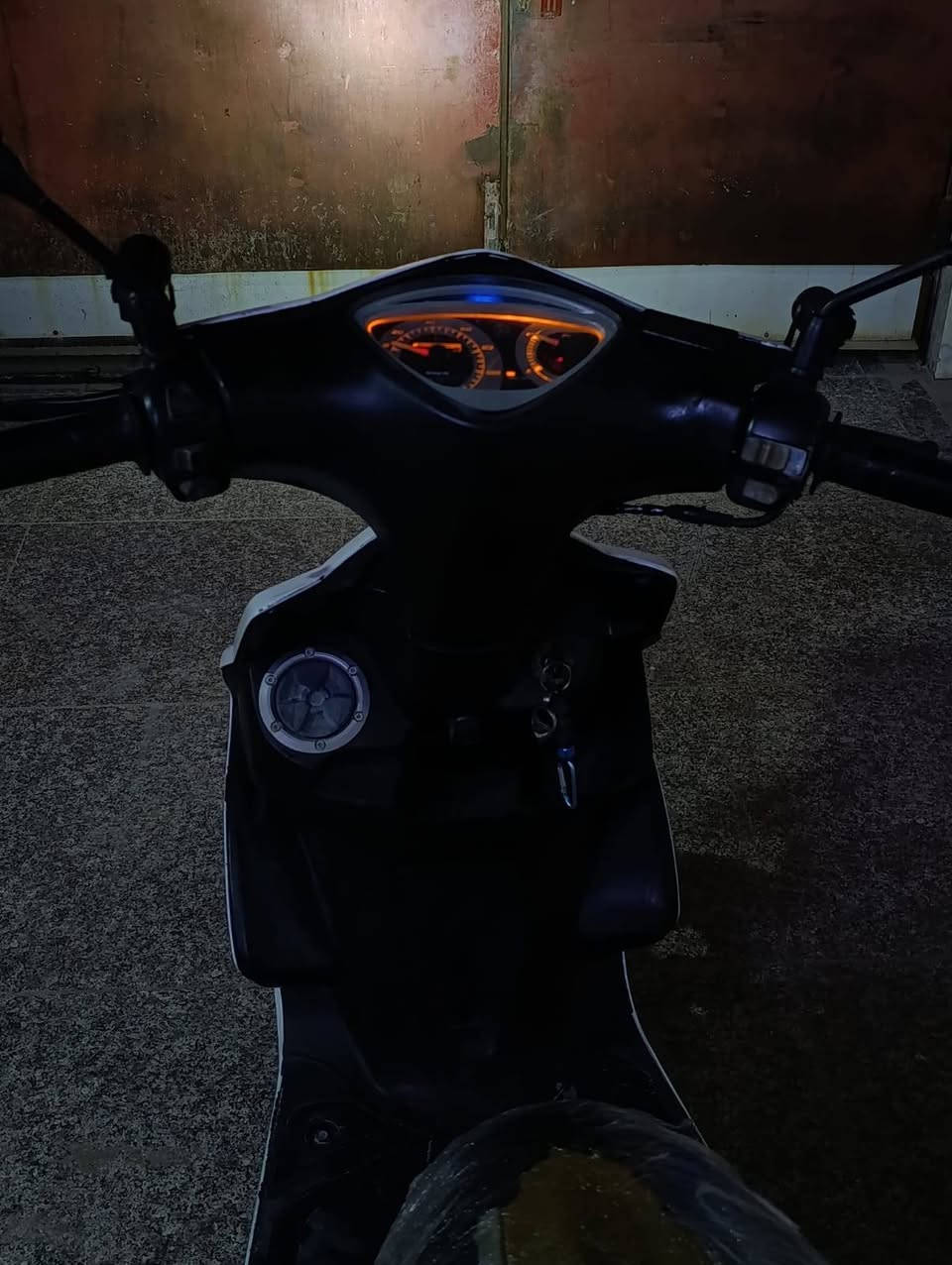 السلام عليكم 
         دراجه ماكس مضلع للبيع دراجه كفاله نضافة ٩٠٪ كامله الدراجه من الطول للطول كهربائيات كلها شغاله لايت زنون بك لايت سكن اشاير هورن عداد سرعه عداد بانرين سلف مكينه حلوة ونضيفه وناعمه الدراجه جديده صارلها شهرين طالعه حاوية السعر ٧٥٠ وبيها مجال للشراي عنوان ناصريه مركز رقم *********** هذا رقمي وبي واتساب
