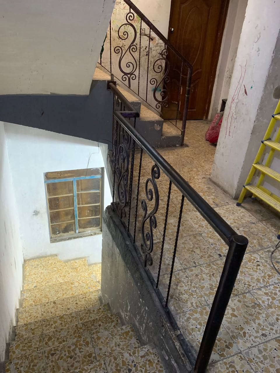 ⸻

🏡 للبيع بيت استثماري مميز – شارع المغرب

📍 الموقع: شارع المغرب – موقع حيوي ومطلوب
📐 المساحة: 100 متر
📏 الواجهة: 4 متر
📏 النزال: 27 متر

🏢 البناء: عكادة – ثلاث طوابق
🔹 كل طابق يحتوي على عدد (2) سويت
🔹 المجموع الكلي: 6 سويتات
🔹 مناسب جداً للاستثمار أو السكن العائلي

💰 فرصة ممتازة للباحثين عن وارد شهري ثابت

📞 للاستفسار والتواصل:
***********
