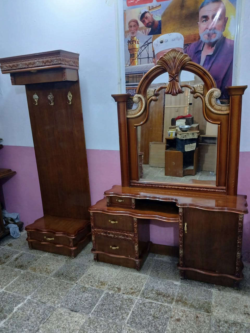 غرفه ام ٦ ملحق داخل وخارج صاج حلوه ثكيله متواجد علخاص اكو توصيل بفلوس تحتوي على يدات جدد قفاله جدد صبغ تلميع كامل جربايه لوح ٦ رجلين سعره ٦٠٠ لف رقمي *********** ابو جود

