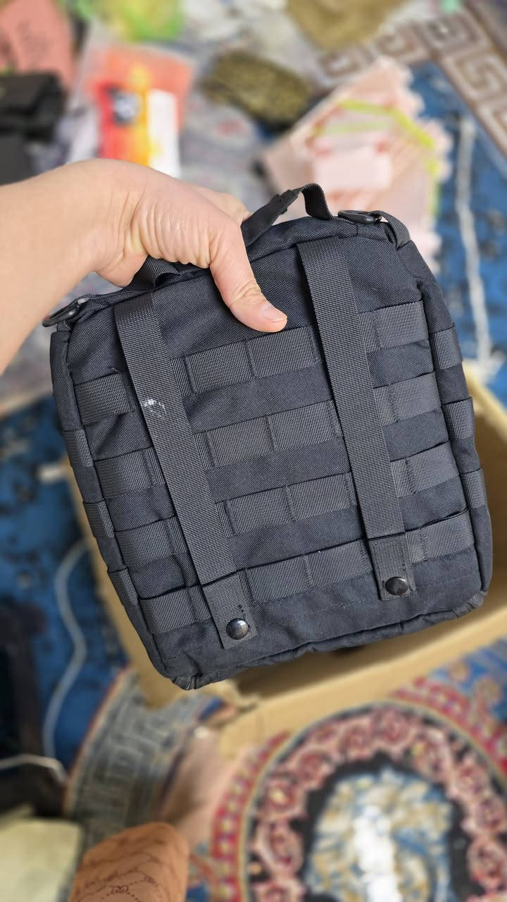 شونكم يابة" 
بدلة عسكرية لون اسود سادة كاملة هية والجعبة والجنطة نضافة 100% اكدر اكلك جديدة. انطيني سعر وبلعافية الشراي يتصل لو يراسلني
***********
