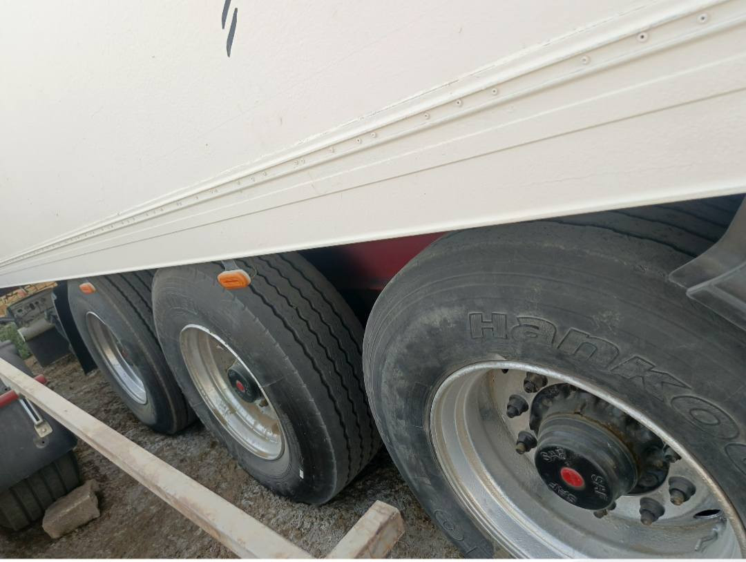 السلام عليكم
للبيع براد سور دنكير مدور بنز بدون جهاز نظيف لادوسه ولاتفخه سمك 5 
طخم تاير 
 تانكي كاز بلاستك تانكي ماء
 قاعدة سبير عبار
السعر , 60ورقه
للاستفسار ***********
